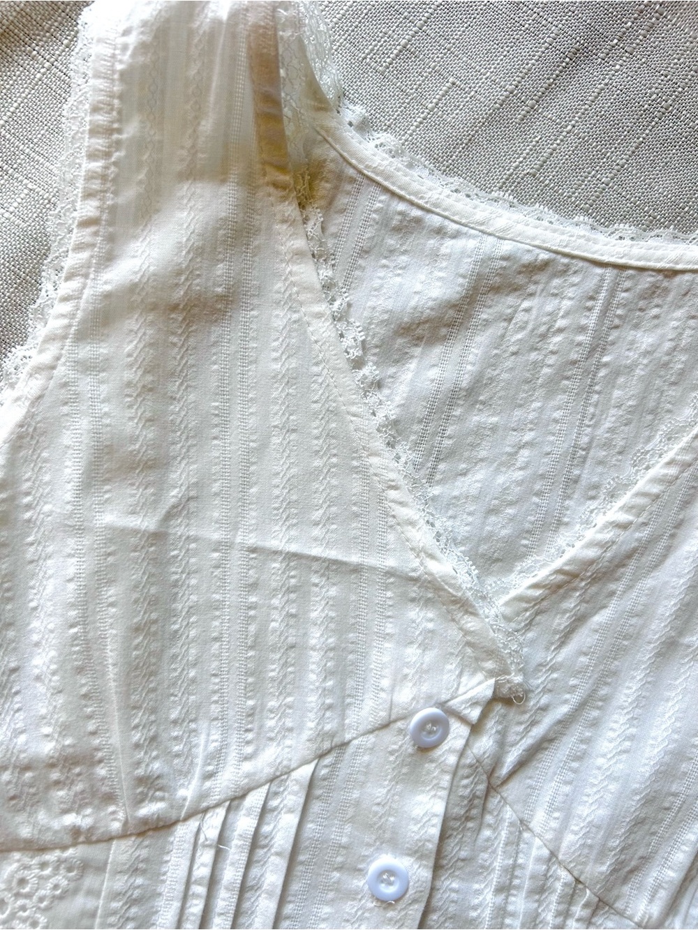 Women's White Lace Trim Button-Front Tank Top - Picture 3 of 5